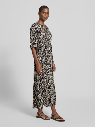 Frauenmodel trägt Midikleid aus reiner Viskose, taillierter Schnitt, Tunikakragen, 3/4-Arm und Bindegürtel, Modell 'JOELLA' von B.Young, Muster in Schwarz und Beige, Ganzkörperansicht von vorne.