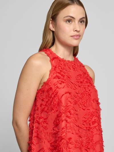 Frauenmodel trägt Minikleid mit Fransen Modell 'PARIA' von YAS in Rot, Gerader-Schnitt, Rundhalsausschnitt, Nahaufnahme Oberkörper. Rückenlänge 80 cm, Brustweite 24 cm, Größe 36.