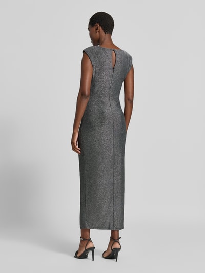 Vrouwenmodel draagt Eng anliegendes Cocktailkleid mit Seitenschlitz van Jake*s Cocktail in zilvergrijs met fijne structuur, volledige lichaamsaanzicht achteraan.