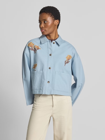 Frauenmodel trägt Regular Fit Jeansjacke mit Motiv-Stitching von Jake*s Casual in hellblauem Denim, reine Baumwolle, Ganzkörperansicht von vorne.