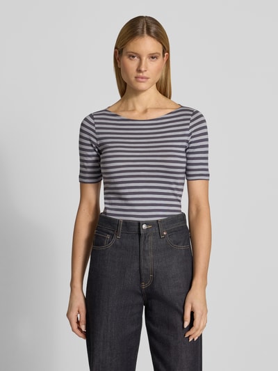 Vrouwenmodel draagt Slim Fit T-Shirt uit puur katoen van Marc O'Polo met all-over gestreept motief, logoprint, boothals, korte mouw; vooraanzicht bovenlichaam.