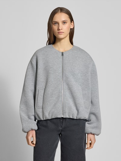 Vrouwenmodel draagt Regular fit sweatjacke met viscose-aandeel model 'ELLIE' van Only, effen grijs, met rits en steekzakken, long sleeves, elastische boorden, ronde hals, materiaal-mix, volledige voorkantweergave.
