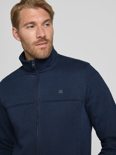 Mężczyznamodel nosi Regular Fit Sweatjacke aus Baumwoll-Mix von s.Oliver RED LABEL w kolorze granatowym, prosta tekstura, nahaufnahme górnej części ciała.