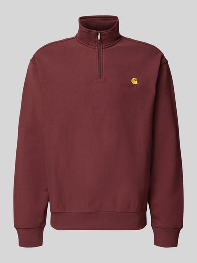 Produktfoto, Relaxed Fit Sweatshirt aus elastischem Material-Mix von Carhartt Work In Progress, bordeauxrot, Label-Detail, Troyer-Kragen, elastische Bündchen, glatte Textur, Vorderansicht.