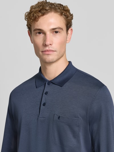Männermodel trägt Regular Fit Poloshirt aus Baumwoll-Mix von RAGMAN, Dunkelblau, Brusttasche, elastische Abschlüsse, Nahaufnahme Oberkörper.