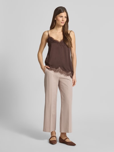 Frauenmodel trägt Slim Fit Hose mit Bügelfalten von Windsor in Beige, Baumwoll-Elasthan-Mix, glatte Textur, Ganzkörperansicht von vorne.