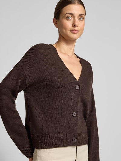Vrouwenmodel draagt Relaxed Fit Strickjacke aus Baumwoll-Mix mit Viskose-Anteil van Milano Italy, bruin, ribboorden met glitterdetails, doorlopende knoopsluiting, katoenmix, viscose, glanzende accenten, fijn gebreide textuur, schouderpartijen los, vooraanzicht bovenlichaam.