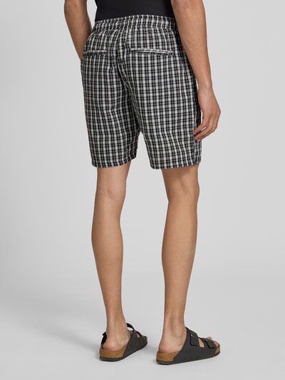 Männermodel trägt Shorts mit elastischem Bund Modell 'SLADE' von Redefined Rebel aus reiner Baumwolle, Regular-Fit, Rückansicht Ganzkörperansicht.