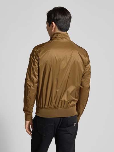 Männermodel trägt Jacke mit Reißverschlusstaschen Modell 'Brahms' von Blauer Usa in Braun, glatte Struktur, Ganzkörperansicht Rückansicht, Regular Fit, Stehkragen, Zweiwege-Reißverschluss, Rückenlänge 65 cm, Schulterbreite 46 cm, Brustweite 57 cm, Ärmellänge 66 cm.