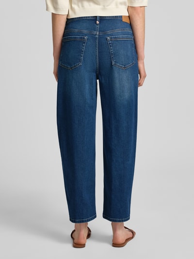 Frauenmodel trägt Barrel Fit Jeans mit Eingrifftaschen Modell 'FLOWN' von Drykorn aus Baumwoll-Mix mit Stretch-Anteil, mittleres Blau, Struktur sichtbar, Ganzkörperansicht Rückansicht.