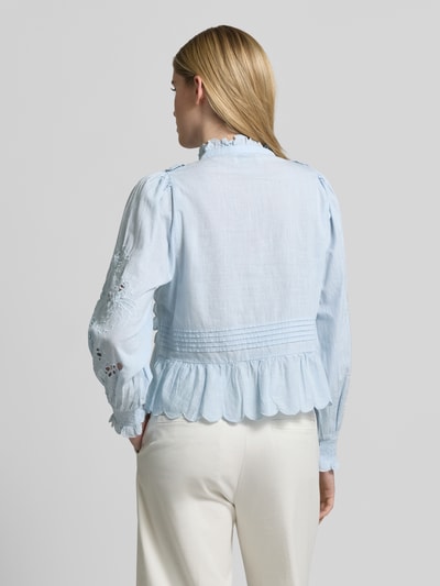 Frauenmodel trägt Regular Fit Langarmbluse mit Rüschen Modell 'Petrine' von Neo Noir aus hellblauer Baumwolle, Rückansicht, Ganzkörperansicht.