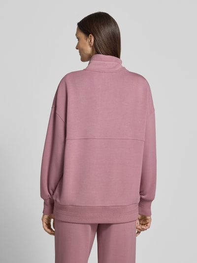 Frauenmodel trägt Sweatshirt mit Troyer-Kragen Modell 'molly' von VARLEY aus Viskose-Mix mit Stretch-Anteil, Relaxed-Fit, gerippte Ärmelabschlüsse, Ganzkörperansicht Rückansicht.