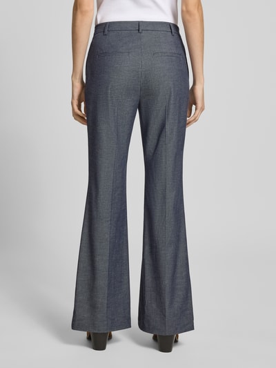Frauenmodel trägt Hose in eleganter Denim-Optik von Jake*s Collection, Flared Cut, graublau, glatte Textur, Ganzkörperansicht Rückansicht.
