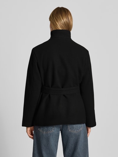 Männermodel trägt Jacke mit Stehkragen und Bindegürtel von REVIEW, Mieszanka materiałów z dodatkiem wiskozy, krój regular fit, listwa guzikowa, wiązany pasek, Długość tyłu w rozmiarze S: 70 cm, szerokość ramion w rozmiarze S: 57 cm, szerokość klatki piersiowej w rozmiarze S: 46 cm, długość rękawów w rozmiarze S: 61 cm, widok całej sylwetki z tyłu