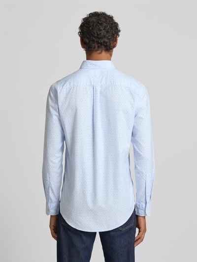 Mężczyzna nosi Slim Fit Freizeithemd aus reiner Baumwolle od Tommy Hilfiger, efekt: wzór na całej powierzchni, popelina, widok z tyłu, całe ciało.