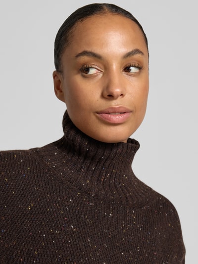 Vrouwenmodel draagt Relaxed Fit Pullover aus Schurwoll-Mix in Strick-Optik van Lanius in bruin met col, tricotlook, detailopname, scheerwolmix met katoen, ruglengte maat 36: 63 cm, mouwlengte maat 36: 50 cm.