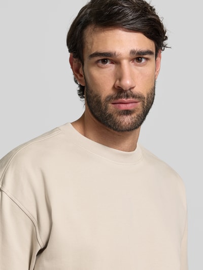 Männermodel trägt Relaxed Fit T-Shirt aus reiner Baumwolle von JAKE*S STUDIO MEN in Beige, feine Struktur, Rundhalsausschnitt, Nahaufnahme Oberkörper