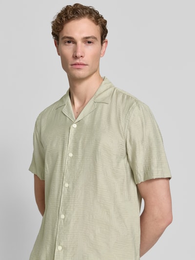 Männermodel trägt Modern Fit Freizeithemd mit Strukturmuster von Lindbergh in hellem Grün, Knopfleiste, Reverskragen, Nahaufnahme Oberkörper.