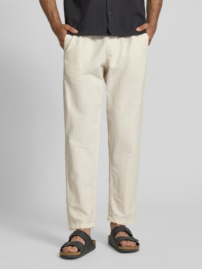 Männermodel trägt Relaxed Fit Hose aus Baumwoll-Leinen-Mix Modell 'KANE' von Jack & Jones in Beige, sichtbare Struktur, lockere Passform, elastischer Bund mit Tunnelzug und Gesäßtasche, Bundweite bei Größe M: 41 cm, Innenbeinlänge 77 cm, Ganzkörperansicht von vorne.