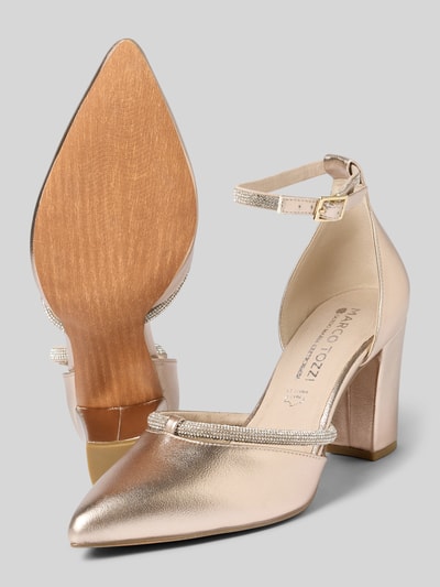 Produktfoto, Pumps mit Ziersteinbesatz von Marco Tozzi in Metallic-Roségold mit spitzer Form, Riemen, Blockabsatz, 8 cm hoch, feine Textur