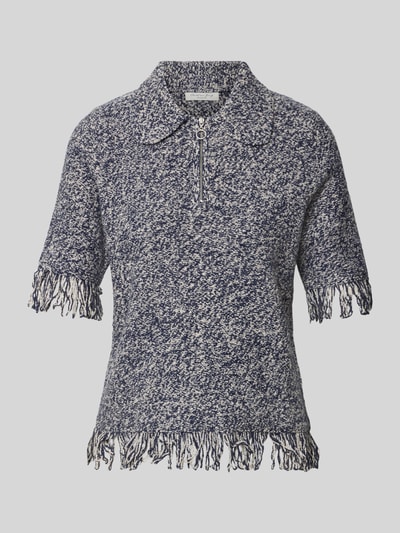 Produktfoto, Strickshirt mit Reißverschluss und Fransen von Christian Berg Woman im blau-weißen Baumwoll-Mix, Umlegekragen, kurze Ärmel, Regular Fit, Fransen am Saum und Ärmeln, Strukturstrick, Rückenlänge 59 cm, Ärmellänge 33 cm.