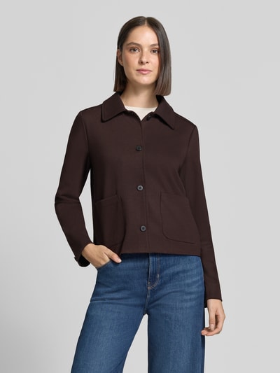 Frauenmodel trägt Regular Fit Jacke mit Viskose-Anteil Modell 'Nanni' von FREE/QUENT, dunkelbraun, Umlegekragen, aufgesetzte Taschen, Ganzkörperansicht von vorne.