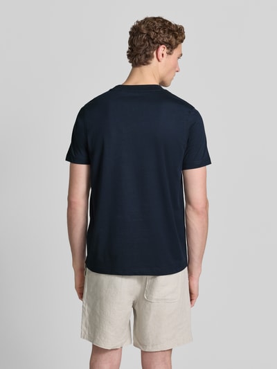 Männermodel trägt T-Shirt mit Rundhalsausschnitt und Logo-Print von Lerros, dunkelblau, Baumwoll-Mix, Regular-Fit, Rückenlänge 71 cm, Ganzkörperansicht Rückansicht.