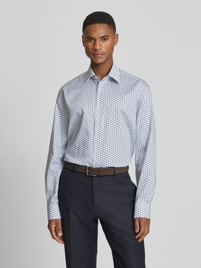 Männermodel trägt Regular Fit Business-Hemd mit Kentkragen von ETERNA in Weiß mit blauem Muster, Reine Baumwolle, Langärmelig, Ganzkörperansicht von vorne.