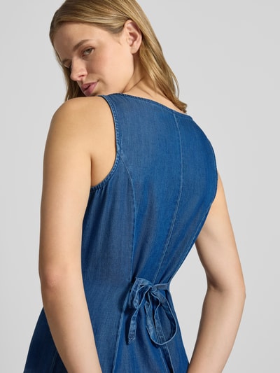 Vrouwenmodel draagt Slim Fit Jeanskleid uit mix van katoen en lyocell van Levi's®, dames denimjurk, detailopname rugaanzicht.