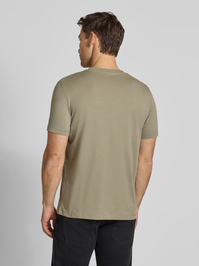 Męski model nosi Regular Fit T-Shirt aus reiner Baumwolle von s.Oliver RED LABEL, kolor jednolity, jersey, widok z tyłu całej sylwetki.
