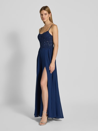 Modelka nosi Abenkleid mit rückseitiger Schnürung von Mascara z szyfonu, krój linia A, długa sukienka, hafty, wiązanie z tyłu, kolor granatowy, całkowity widok z przodu. Długość tyłu w rozmiarze 36: 126 cm, szerokość klatki piersiowej w rozmiarze 36: 35 cm.