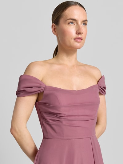 Frauenmodel trägt Abendkleid mit Carmen-Ausschnitt von Laona in Altrosa, Taillierte Passform, Raffungen, Nahaufnahme Oberkörper. Brustweite 33 cm bei Größe 36.