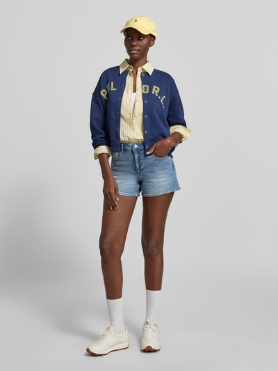 Vrouwenmodel draagt Sweatjacke mit Label-Print und Knopfleiste van Polo Ralph Lauren, katoenmix, relaxed fit, blauwe kleur, labelprint, ronde hals, knoopsluiting, volledige lichaamsvoorzijde.