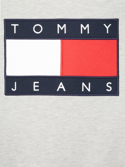 TOMMY JEANS Sweatshirt mit großem Logo-Aufnäher Hellgrau 2