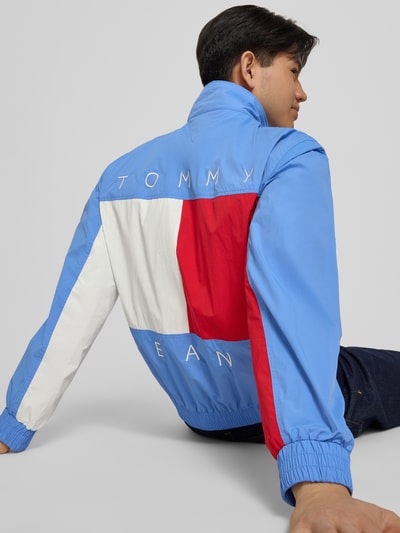 Männermodel trägt Regular Fit Blouson mit Logo-Stitching von Tommy Hilfiger, Optik: Unifarben, Materialverarbeitung: Satin, Ganzkörperansicht Rückansicht.