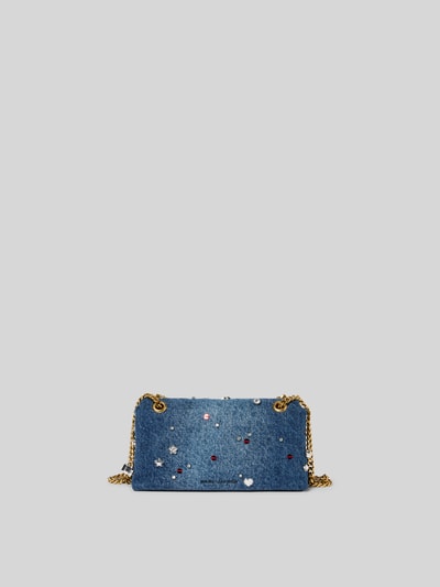 Produktfoto, Shoulder Bag in Denim-Optik von Marc Jacobs mit Zierbesatz, Ketten-Optik, Reißverschlussfach, Hauptfach mit Überschlag, 22 cm Breite, 12 cm Länge, 6 cm Tiefe, blauer Stoff mit bunten Details, strukturierte Oberfläche