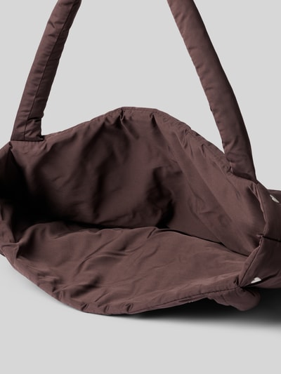 Produktfoto, Handtasche mit Allover-Motiv-Stitching Modell 'Mom' von STUDIO NOOS, brauner Stoff, sichtbare Struktur, offenes Hauptfach, Schulterriemen, Maße Breite 55 cm, Länge 47 cm, Tiefe 8 cm, Länge Schulterriemen 73 cm, Damen Handtasche