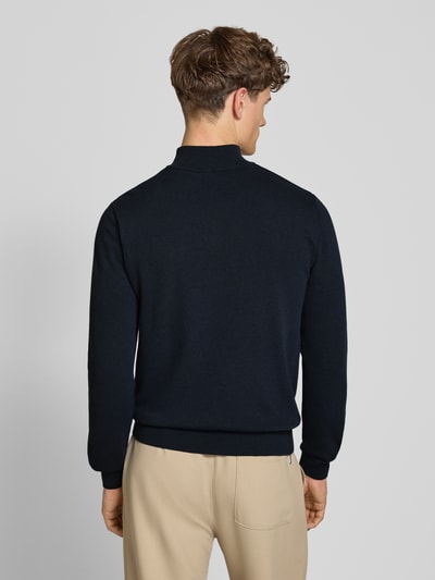 Männermodel trägt Troyer mit Logo-Stitching und kurzem Reißverschluss von REVIEW aus Baumwoll-Mix, Modern Fit, Ganzkörperansicht Rückansicht.