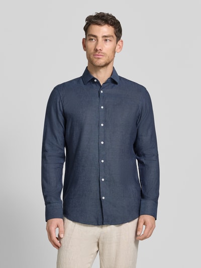 Männermodel trägt Regular Fit Leinenhemd mit Kentkragen von Christian Berg Men in Dunkelblau, glatte Textur, Ganzkörperansicht von vorne.