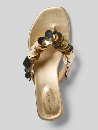 Produktfoto, złote sandały na obcasie z ozdobnym obszyciem, podeszwa gładka, krój zaokrąglony, model 'Loretta' od MICHAEL Michael Kors, wysokość obcasa: 5 cm, rozmiar 40