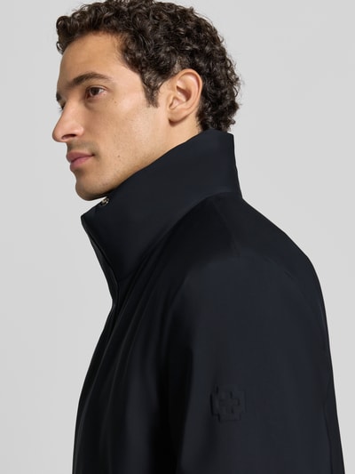 Männermodel trägt Regular Fit Parka mit abnehmbarem Kunstfellbesatz Modell 'Flex' von Strellson in Schwarz, Nahaufnahme Oberkörper, Herren Parka von Strellson.