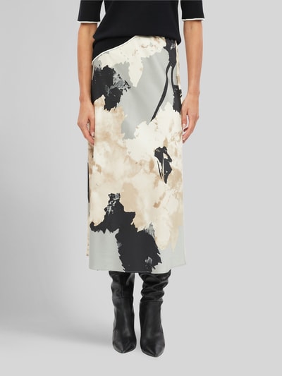Frauenmodel trägt Ausgestellter Midi-Rock aus Viskkose-Mix von s.Oliver BLACK LABEL mit abstraktem Print in Beige, Schwarz und Weiß, Ganzkörperansicht von vorne. Damen Midi-Rock von s.Oliver BLACK LABEL.
