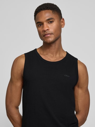 Männermodel trägt Regular Fit Tank Top aus reiner Baumwolle von s.Oliver RED LABEL, Optik: Unifarben, Label-Print, Nahaufnahme Oberkörper.