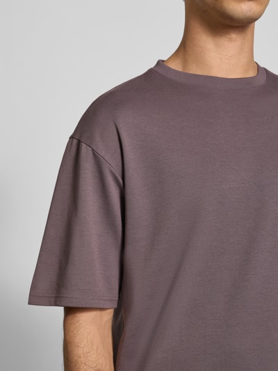 Männermodel trägt Boxy Fit T-Shirt aus Baumwoll-Mix Modell 'CASPIAN AIRFLEX BOXY' von Only & Sons, Optik: Unifarben, Nahaufnahme Oberkörper.