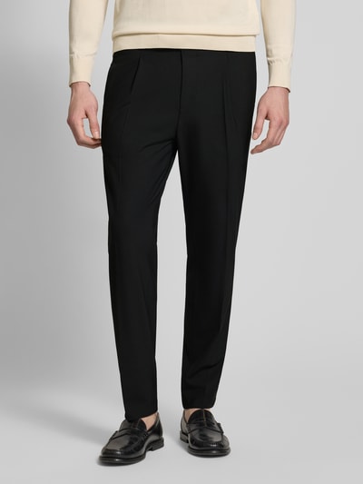 Męski model nosi P&C Special - Exklusiv bei P&C Slim Fit Anzughose Modell 'Salto' od CINQUE, mieszanka bawełny, krój slim fit, czarne, kanty, szlufki na pasek, boczne i tylne kieszenie, zapięcie na haftkę i zamek błyskawiczny, szerokość w rozmiarze 50: 38 cm, długość wewnętrzna nogawki: 75 cm. Zdjęcie: widok całej sylwetki z przodu.