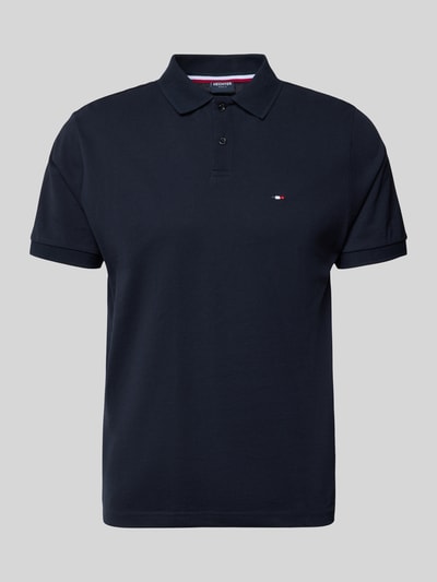 Produktfoto, Regular Fit Poloshirt aus Baumwolle von HECHTER PARIS, kolor granatowy, krój regular fit, kołnierzyk polo, detal z logo, długość tyłu w rozmiarze M: 66 cm