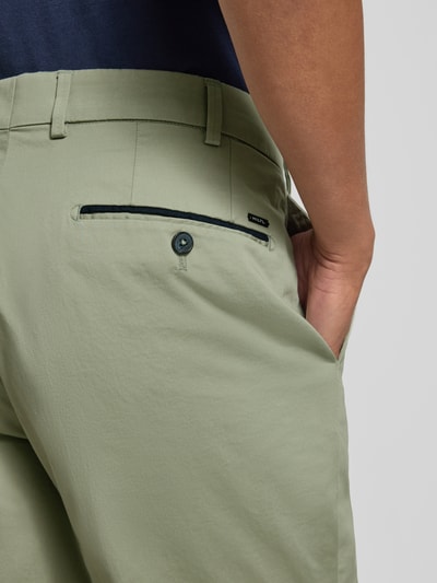 Männermodel trägt Chino mit Eingrifftaschen Modell 'Peaker' von Hiltl in Hellgrün, Baumwoll-Elasthan-Mix, Regular Fit, Nahaufnahme Rückansicht
