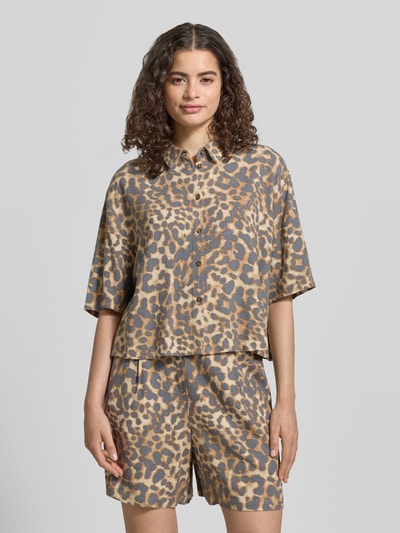 Vrouwenmodel draagt Boxy Fit Bluse aus Viskose-Leinen-Mix im Allover-Look van Jake*s Casual in mix van viscose en linnen, boxy fit, all-over look, overhemdkraag, knoopsluiting, ruglengte maat 38: 54 cm, mouwlengte maat 38: 29 cm, subtiele dierenprint, zachte textuur, kleurschakeringen beige en grijsblauw. Ganzkörperansicht van voren.