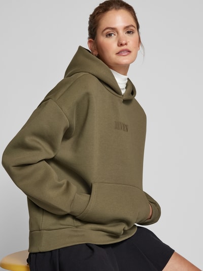 Review Hoodie mit Label-Stitching und Känguru-Tasche Oliv 3