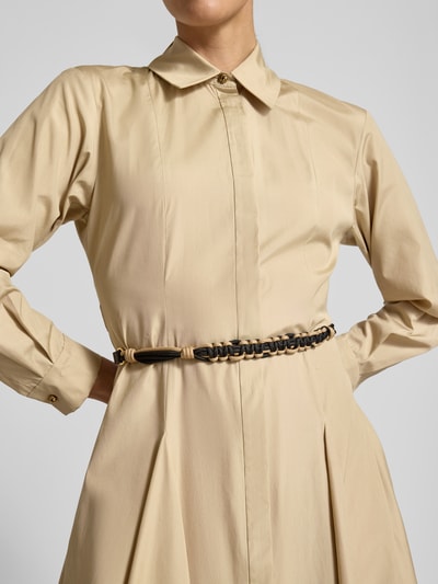 Frauenmodel trägt Regular Fit Blusenkleid aus reiner Baumwolle Modell 'STAFFETTO' von Max Mara in Optik: Unifarben, Midi-Länge, Hemdblusenkragen, Teilungsnähte, Kellerfalten, gelegte Falten, verdeckte Knopfleiste, Gürtel, Ärmelform: Langarm, Ärmelabschluss: Manschette, glatte Textur, Nahaufnahme Oberkörper.